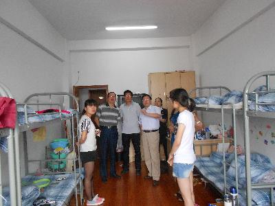 院领导们视察实习生宿舍，了解同学们的住宿及实习情况