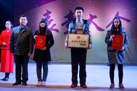 团委张衡宇书记为&ldquo;五四红旗团委&rdquo;及&ldquo;暑期优秀社会实践团队&rdquo;颁奖